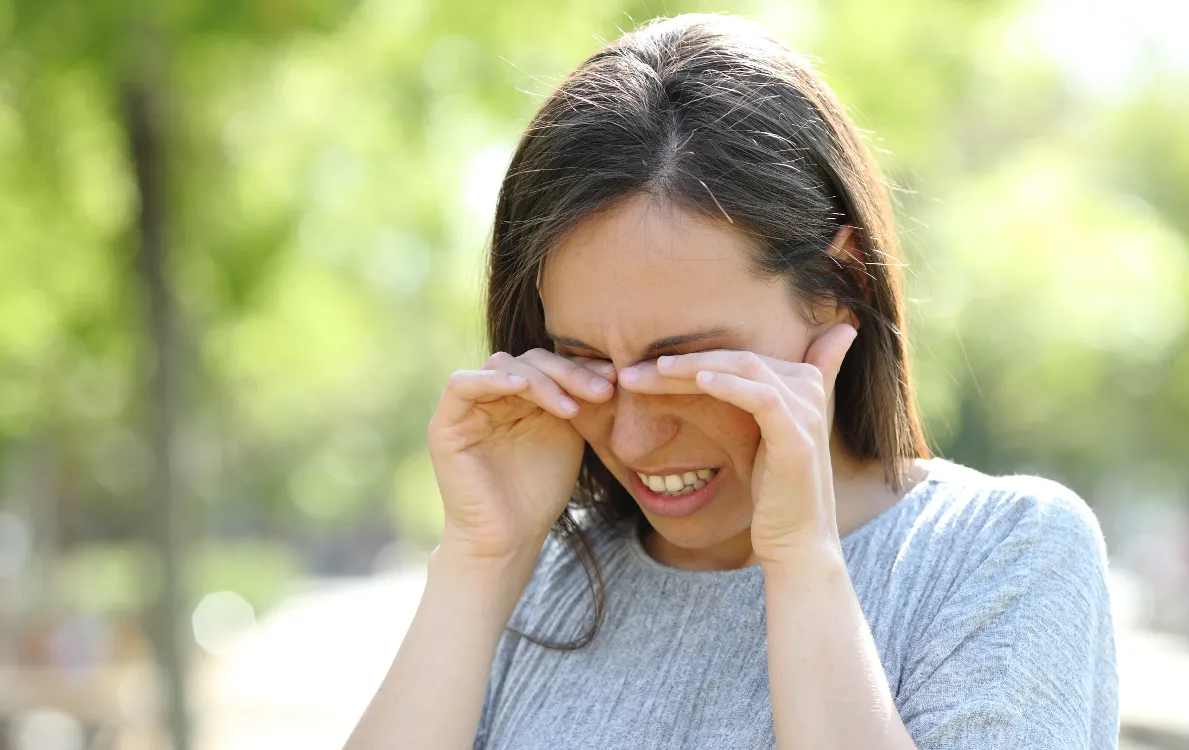 What is seasonal allergic conjunctivitis and what causes it?